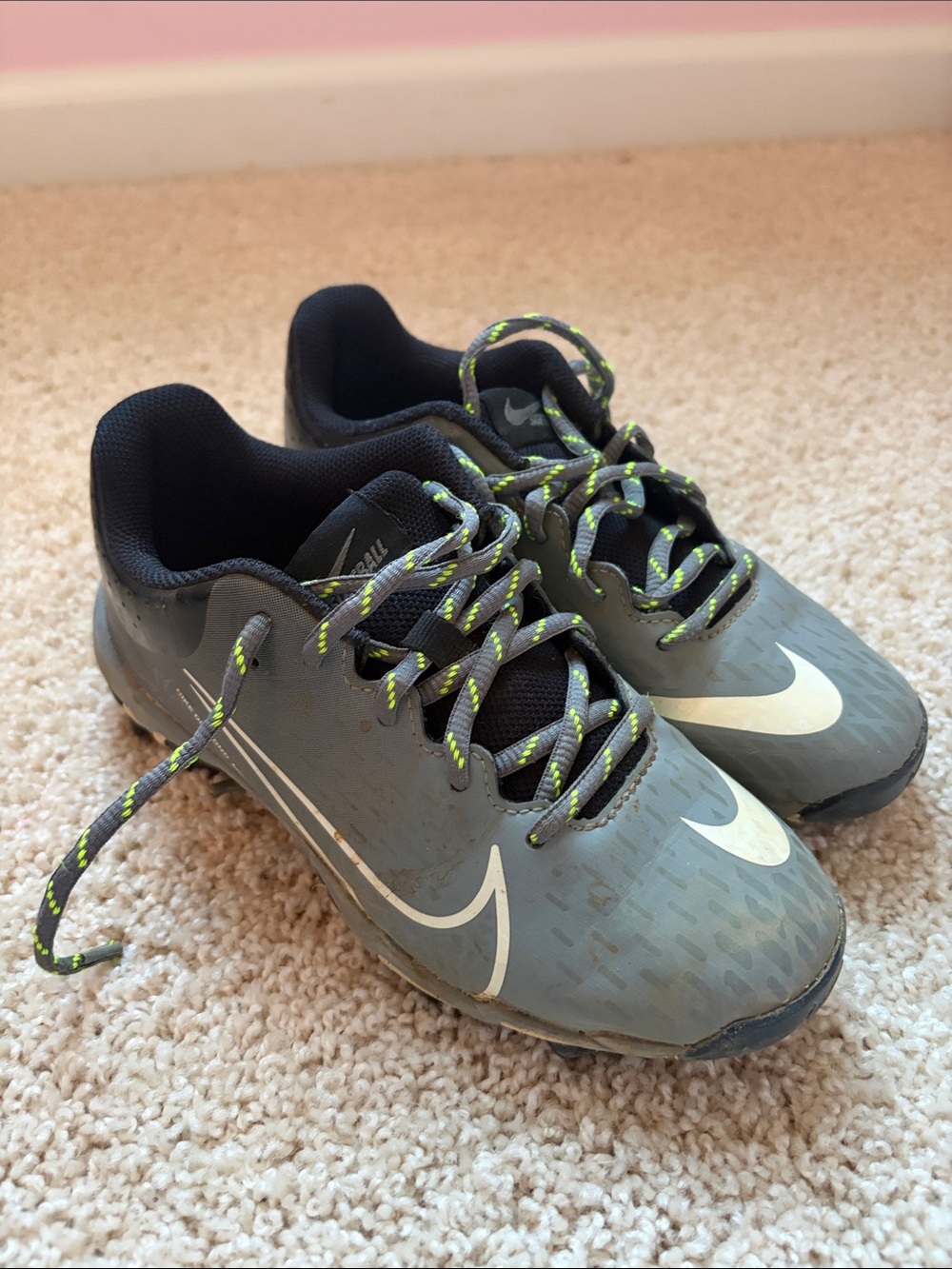 Nike Kids' Gray softball Cleat Shoes with White Swoosh
